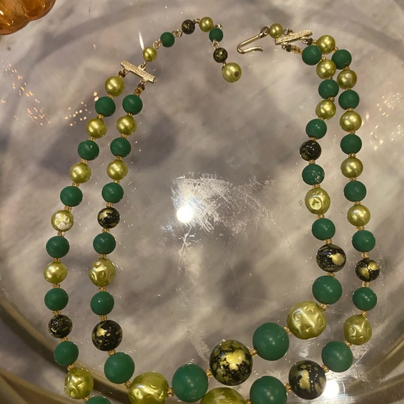 Vintage necklace with green balls. - Picture 2 of 8
